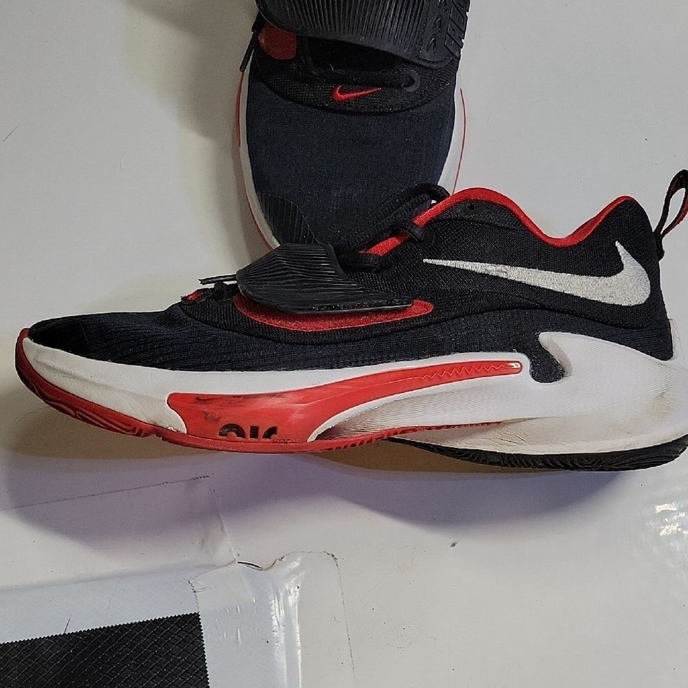 .ens 11 Nike Zoom Freak 3 "Bred" basketball shoe. Great Condition.